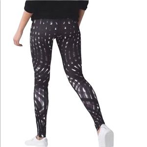 Lululemon Black Silver Womens Wunder Under Size 6 w pockets Medium Rise Leggings